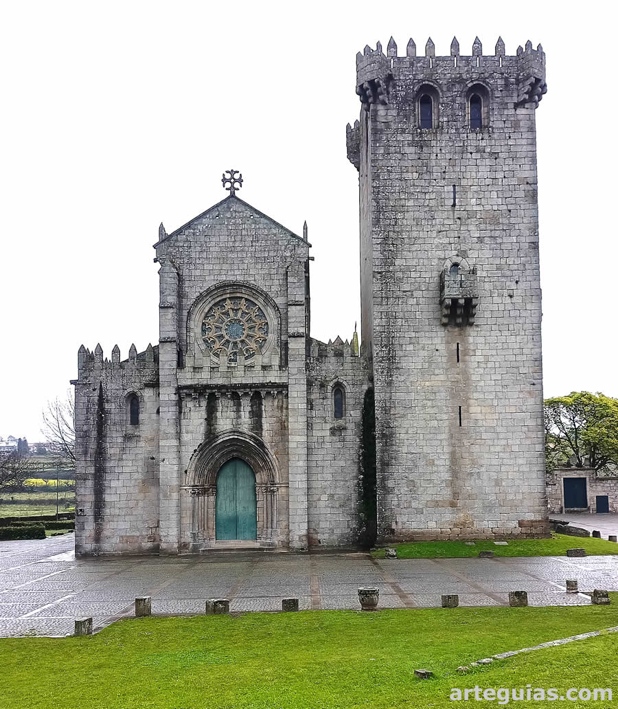 Vista desde el oeste de la iglesia del Monasterio de Le&ccedil;a do Balio, Portugal
