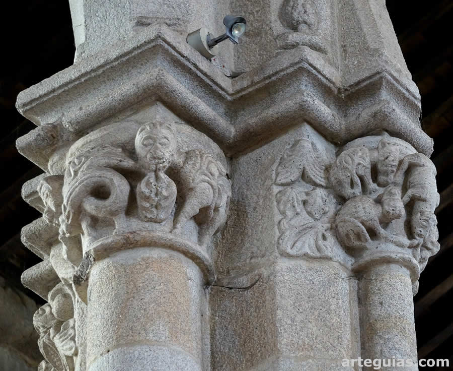 Las columnas entregs interiores ofrecen muchos relieves esculpidos