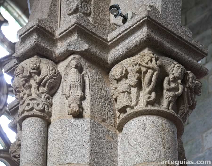 Capiteles y esquina achaflanadas esculpidas