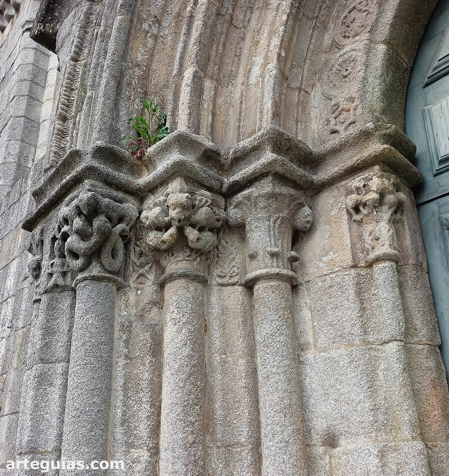 Detalle de columnas y arquivoltas de la puerta sur