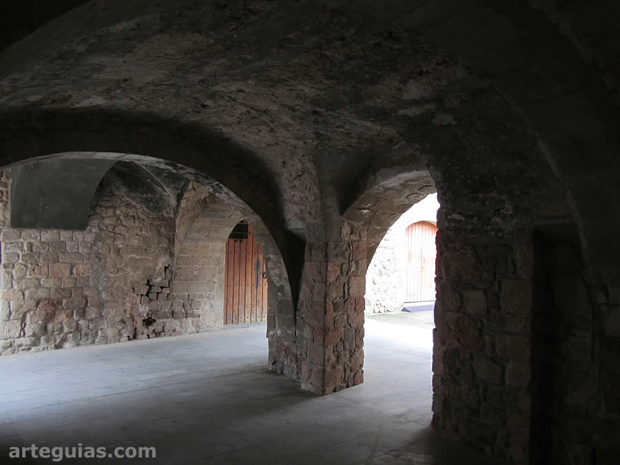REstos de la antiguas dependencias monásticas (canonicales)