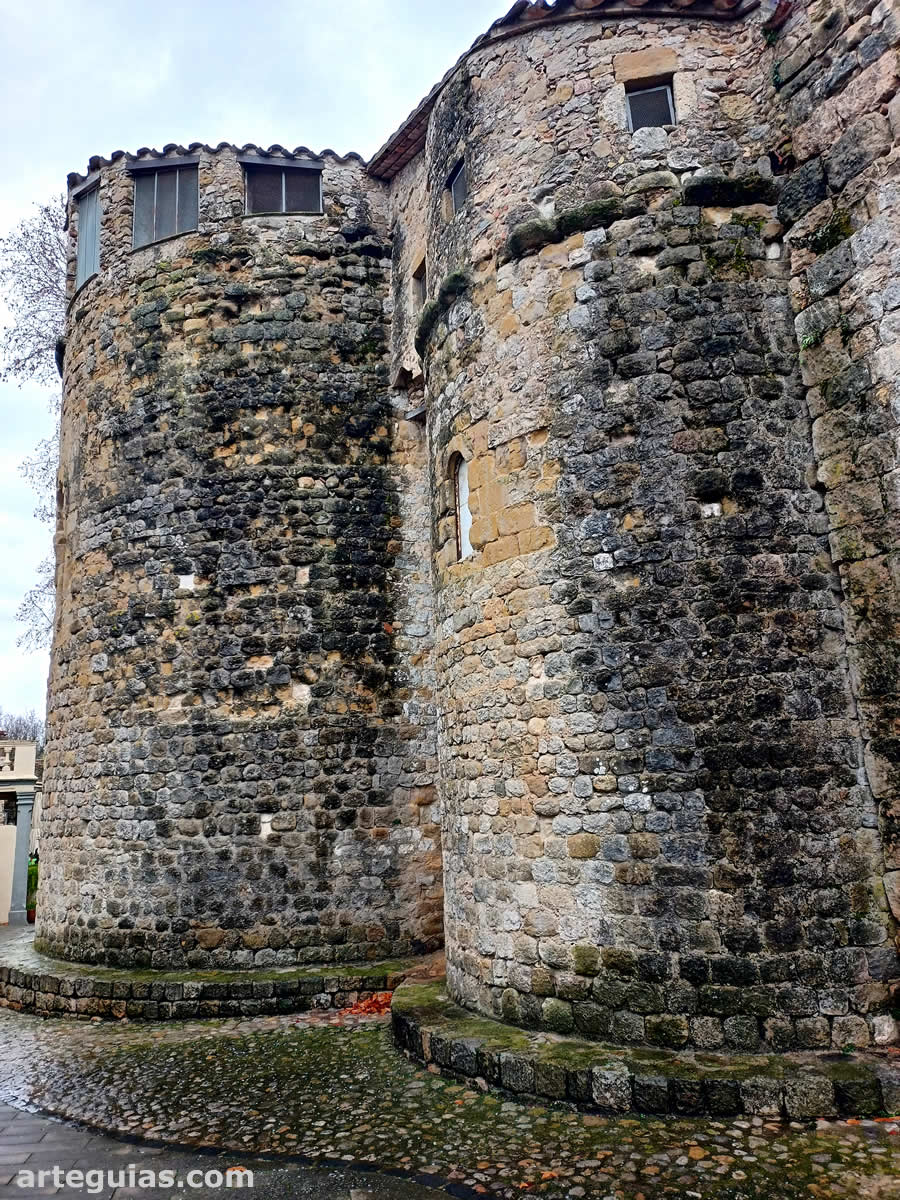 Monasterio de Lladó: cabecera recrecida