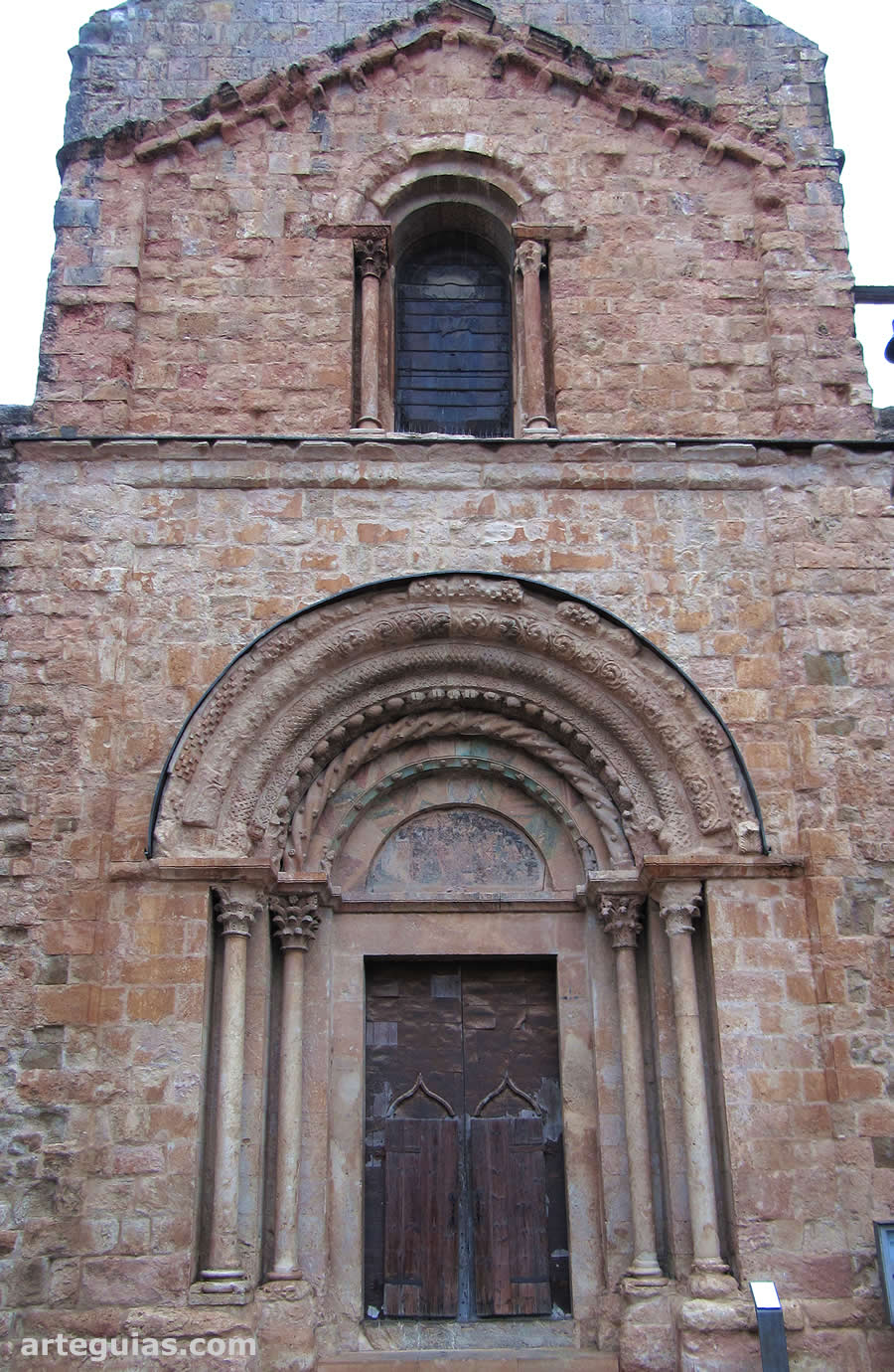 Monasterio de Lladó: fachada oeste de la iglesia