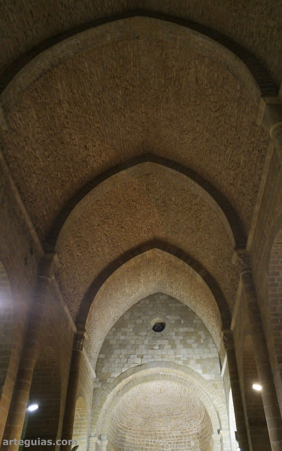 Santa María de Lladó: bóveda de medio cañón apuntado de la nave central