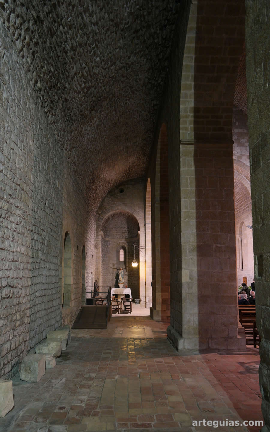Monasterio de Santa María de Lladó: nave lateral septentrional de la iglesia cubierta con cuarto de cañón