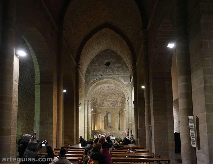 Interior de la iglesia de Santa María de Lladó, Girona