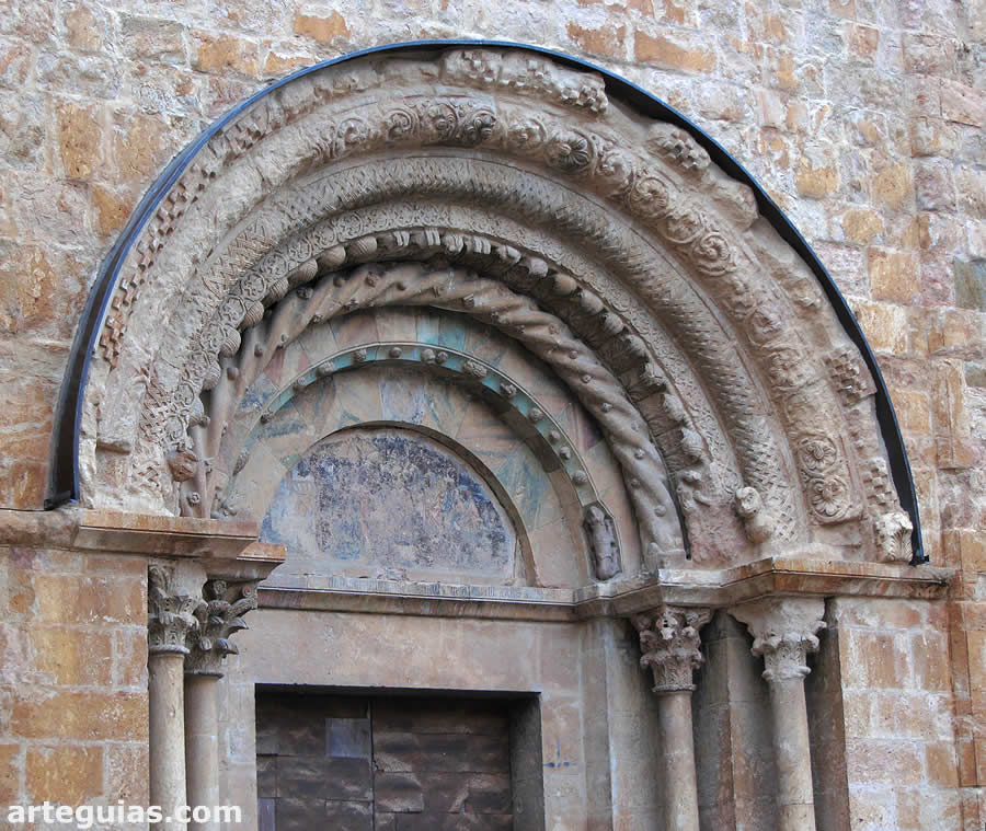 Santa María de Lladó, Girona : puerta oeste