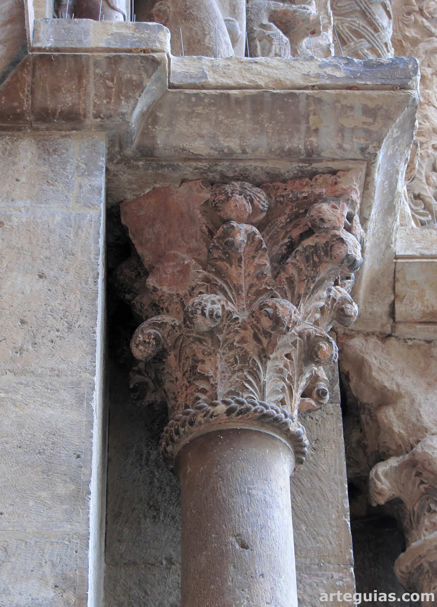Lladó: capitel corintio de la portada