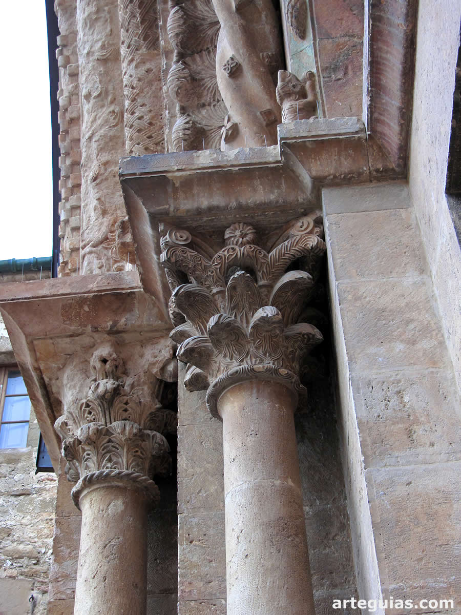 Columnas románicas de la puerta
