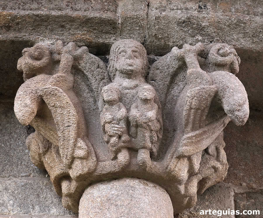 Capitel exterior del ábside