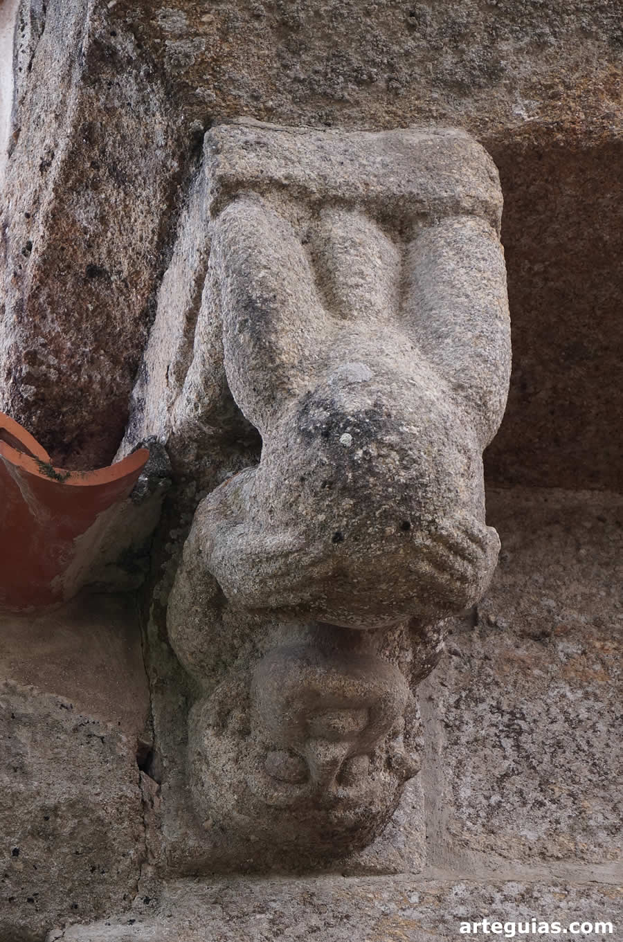 Monasterio de Longos Vales: canecillo de la cabecera