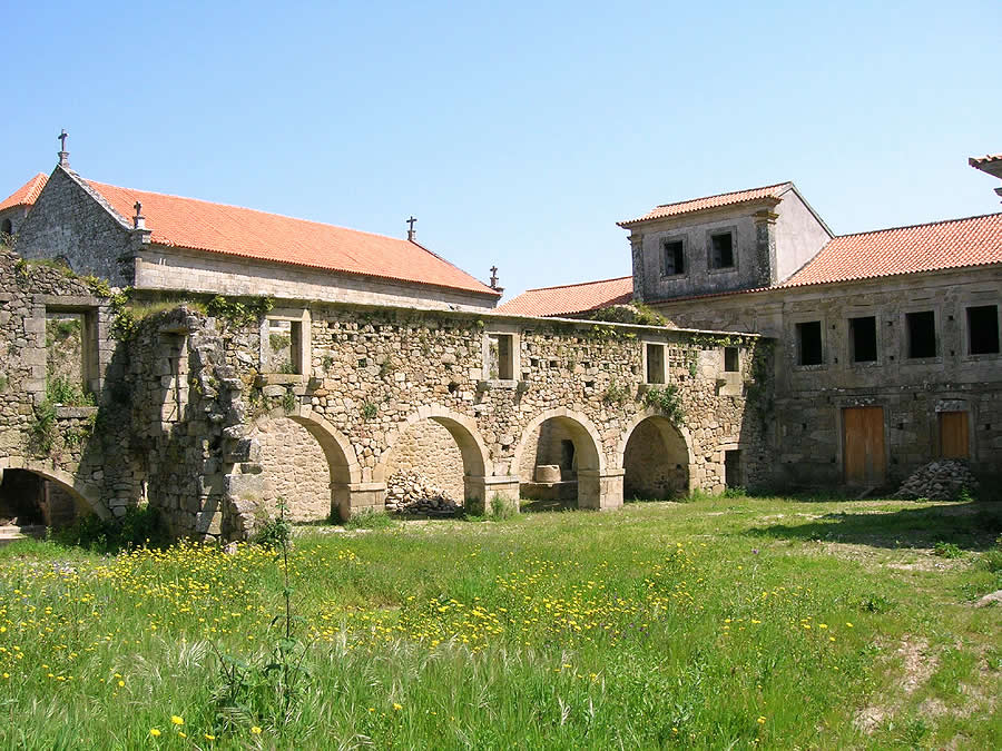 Antiguas dependencias del Monasterio de Longos Vales