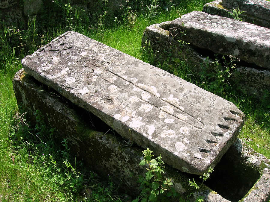 Sarcófagos medievales junto a la iglesia del monasterio