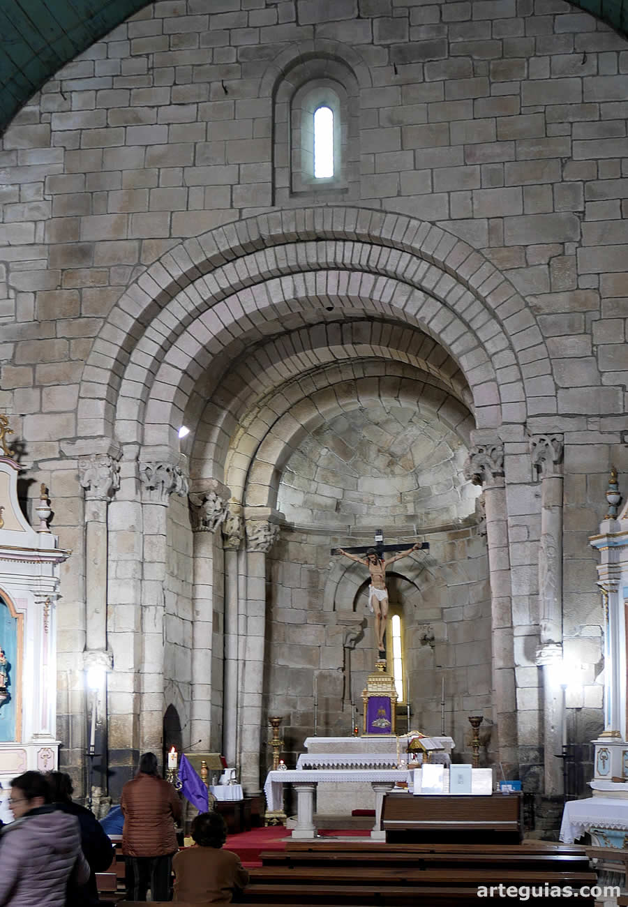 Longos Vales: interior de la antigua iglesia del monasterio
