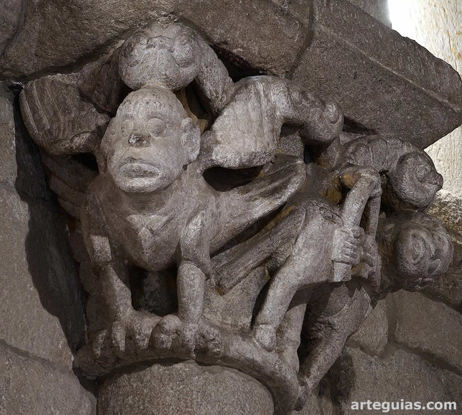 Capitel con sagitario y sirena ave