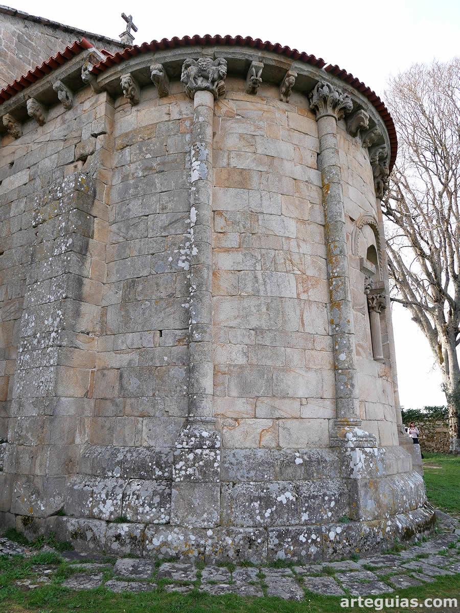 Cabecera románica de la iglesia. Longos Vales, Portugal