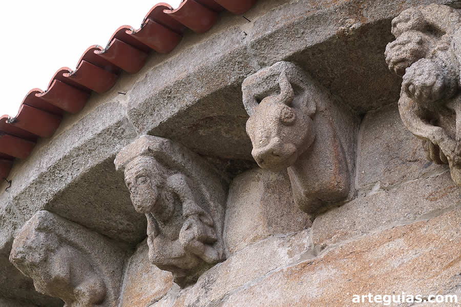 Canecillos figurados