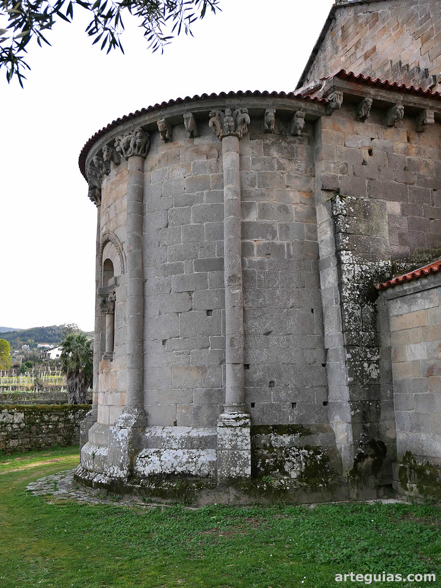 Monasterio de Longos Vales: ábside románico