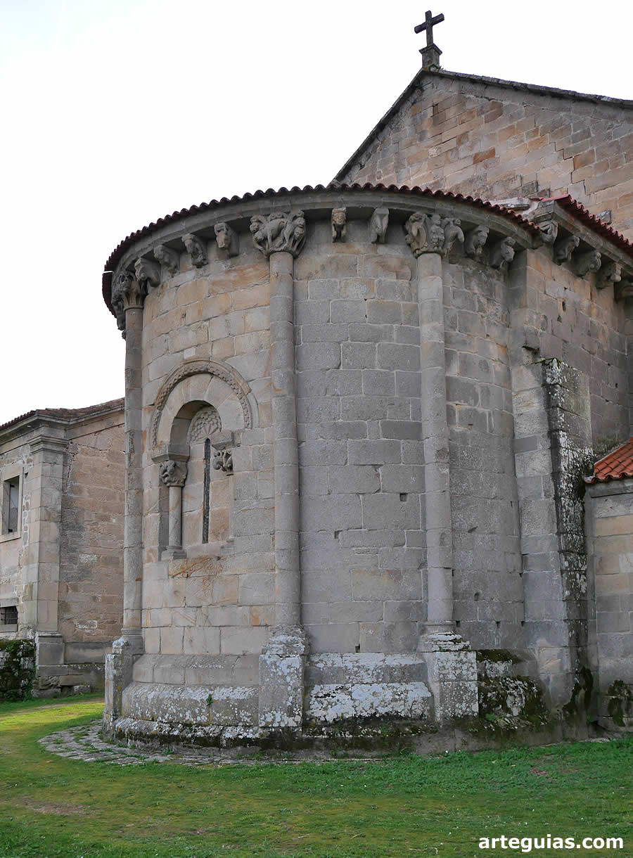 Monasterio de Longos Vales: preciosa cabecera románica de la iglesia