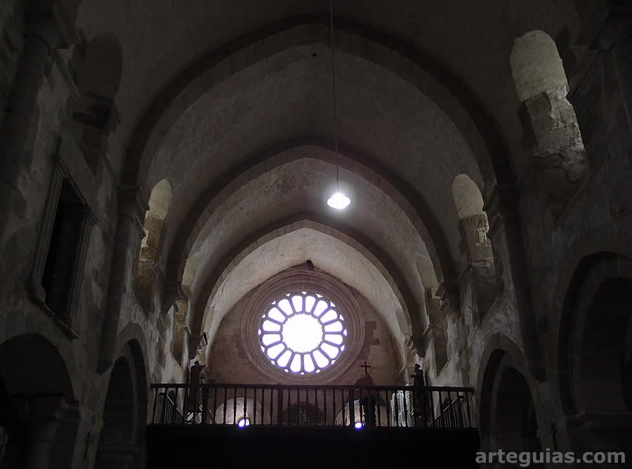 Nave central de la iglesia de Meira con bóveda de medio cañón con arcos fajones