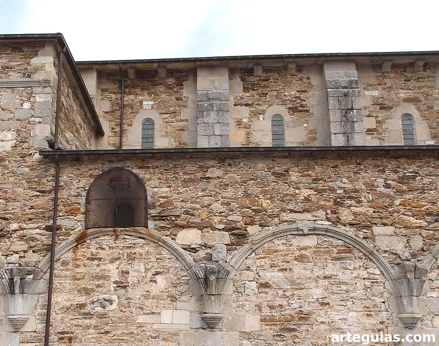 Muro sur de la iglesia donde existía el claustro
