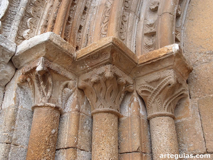 Monasterio de Meira: capiteles y arquivoltas de la puerta occidental
