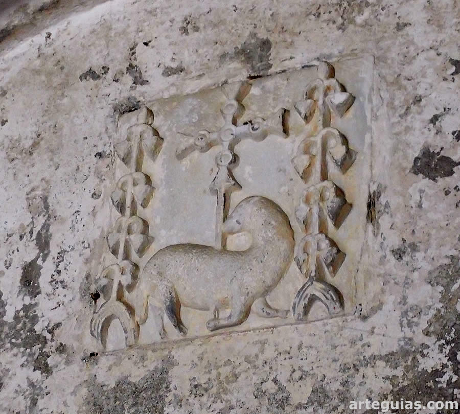 Agnus Dei en el centro de tímpano