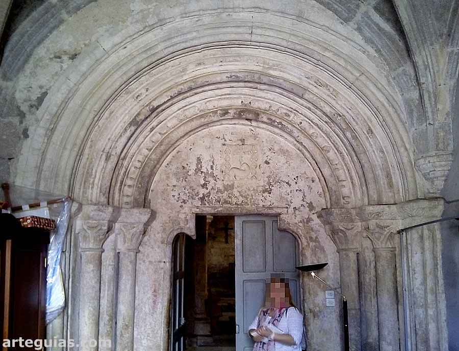 Monasterio de Meira: puerta de comunicación de la nave meridional y el claustro
