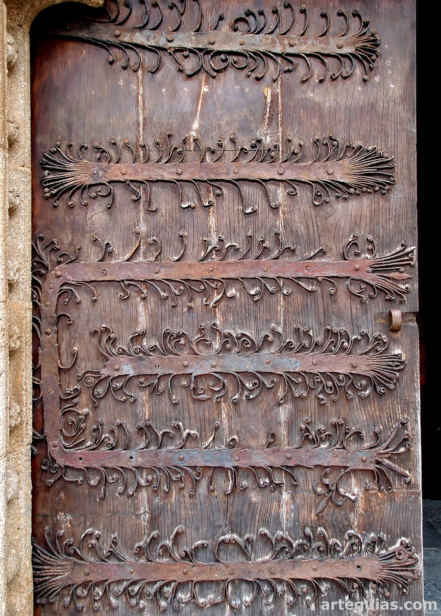 Herrajes románicos de la puerta