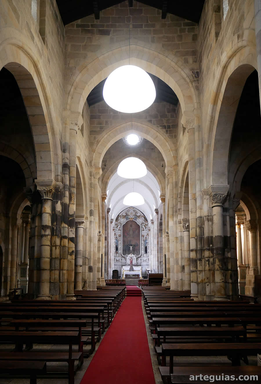 Interior de la iglesia del Monasterio de Paço de Sousa