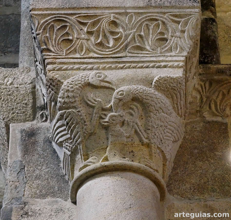 Capiteles de aves y un pequeño cuadrúpedos