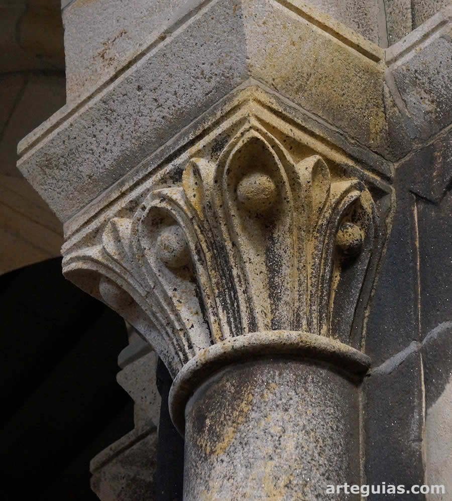 Iglesia del Monasterio de Paço de Sousa: capitel interior