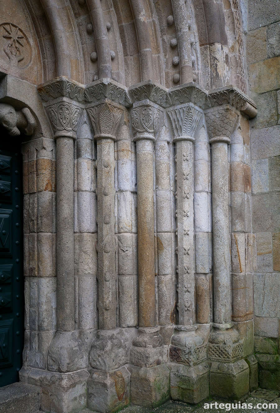 Monasterio de Paço de Sousa: columnas de la portada románica