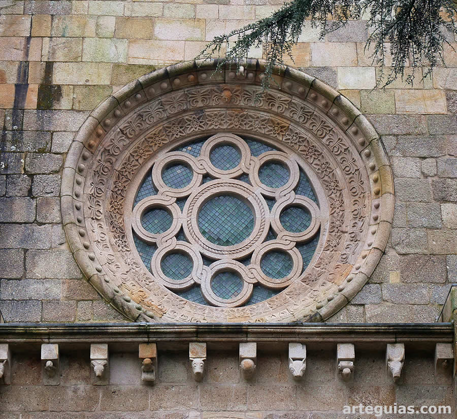 Rosetón reconstruido en el siglo XX