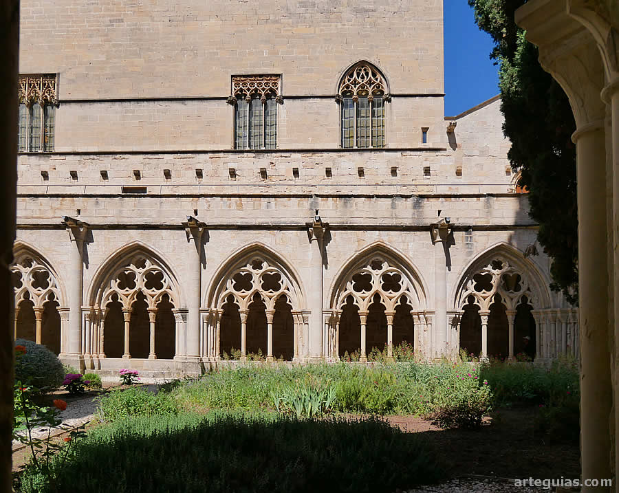El claustro del monasterio con el palacio del rey Martín el Humano al fondo