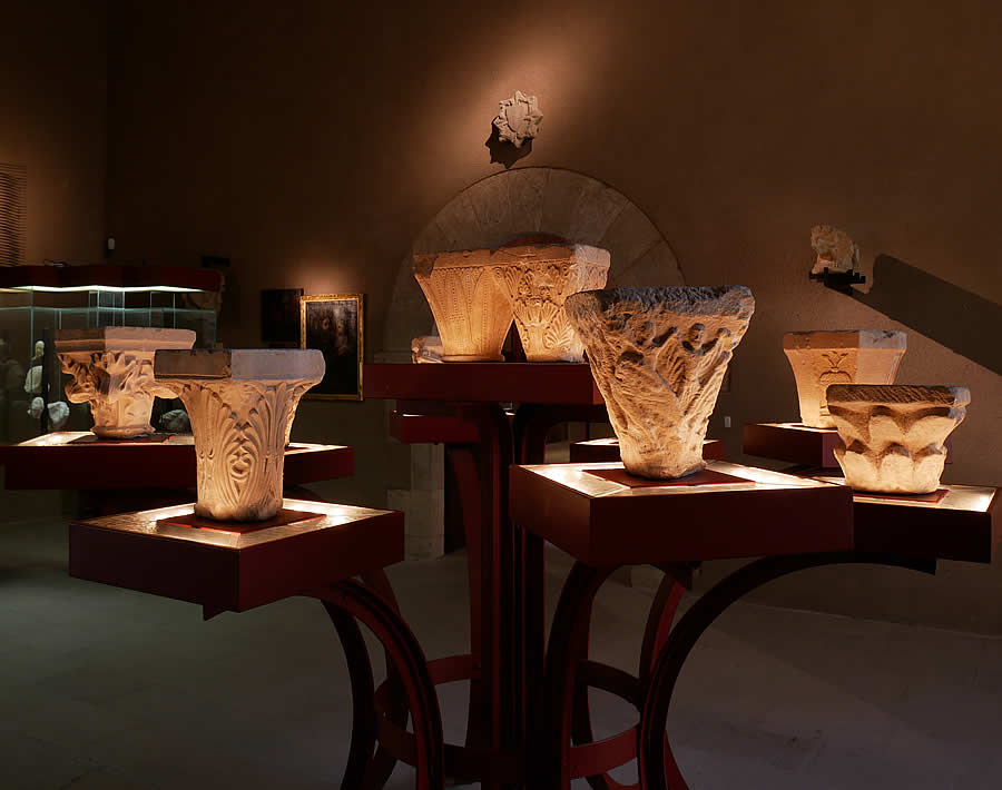 Sala del Museo que expone capiteles románicos