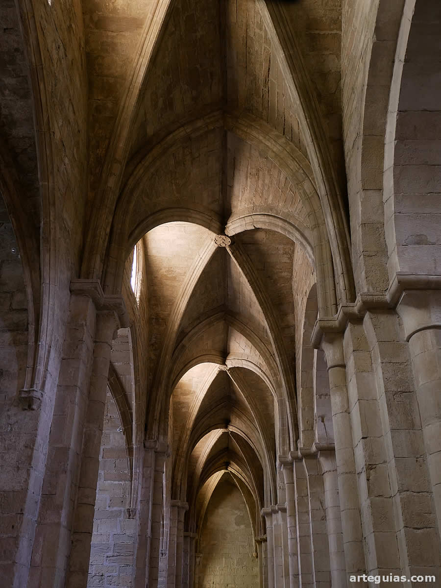 Las naves laterales de la iglesia del monasterio de Poblet se cubren con bóvedas de crucería