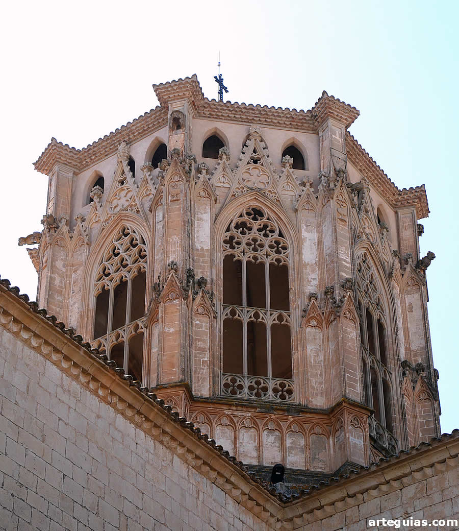 Torre campanario sobre el crucero de la iglesia