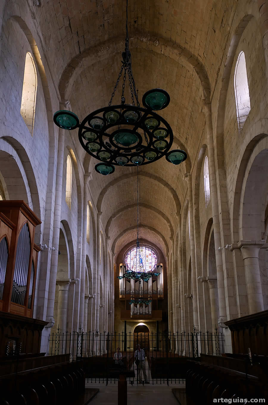 Nave central románica de la iglesia abacial del Monasterio de Poblet