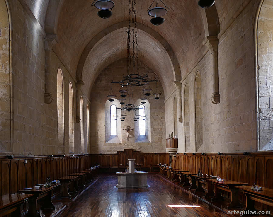 Refectorio de los monjes del Monasterio de Santa María de Poblet. No es demasiado grande y cuenta con una fuente en su interior