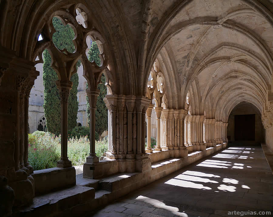 Real Monasterio de Poblet: Una de las pandas del claustro de estilo gótico