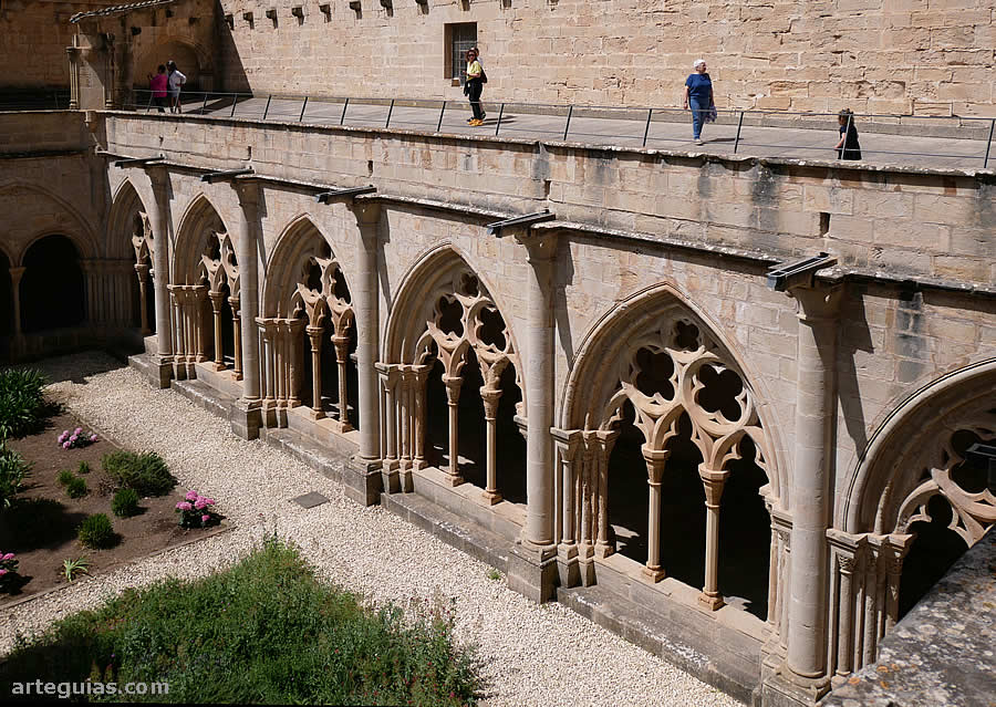 Una de las pandas del claustro con sus bellos arcos góticos