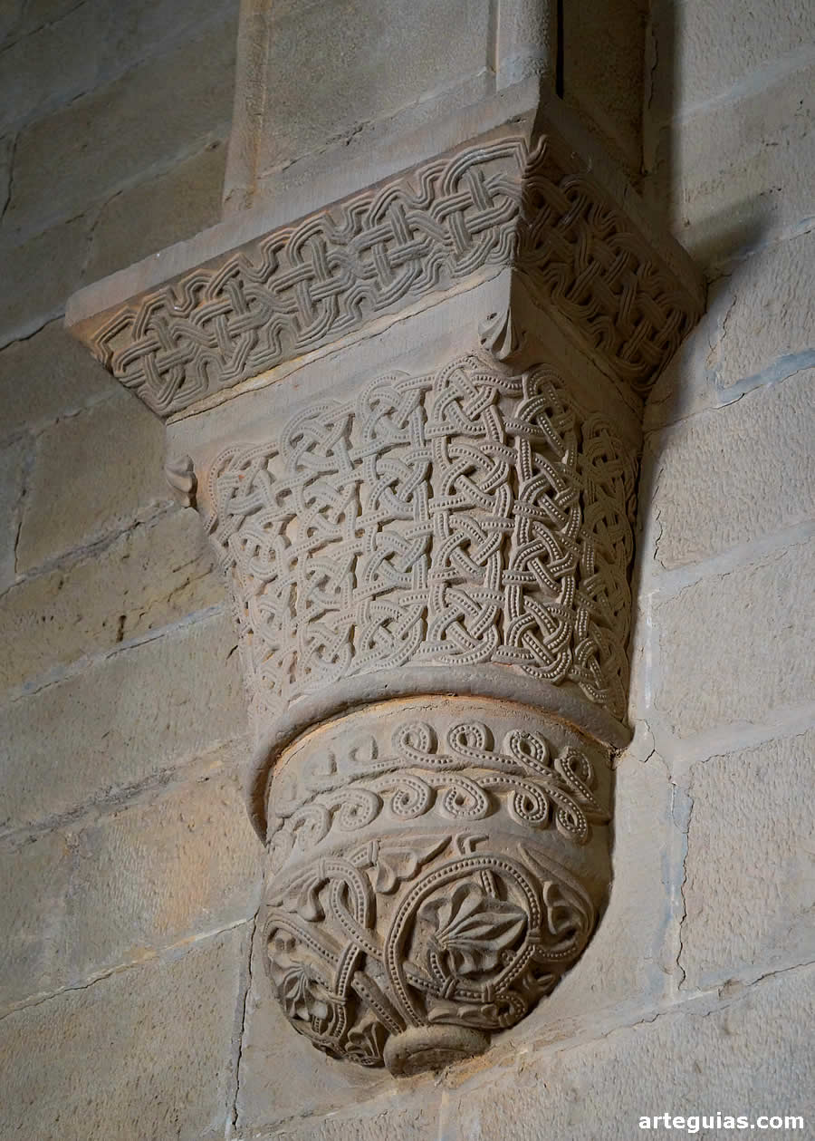 Columna truncada con forma de cul de lampe en el dormitorio de los monjes de Poblet