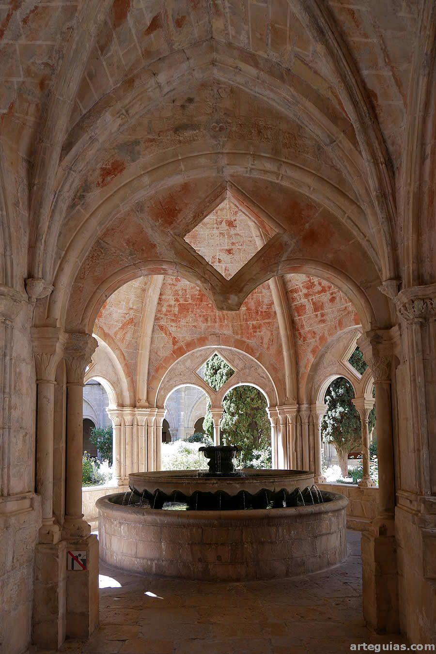Poblet: interior del lavatorio
