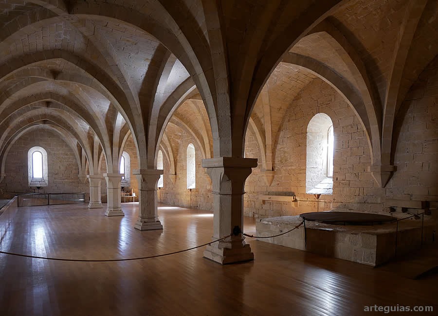 Antiguo refectorio de legos del Monasterio de Santa María de Poblet, que luego se convirtió en bodega