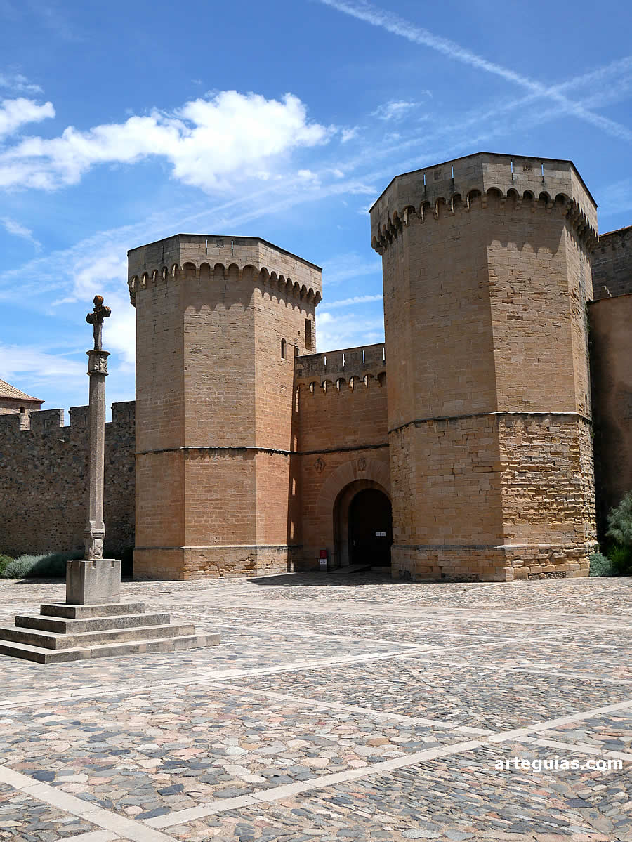 Puerta Real entre dos enormes torres militares