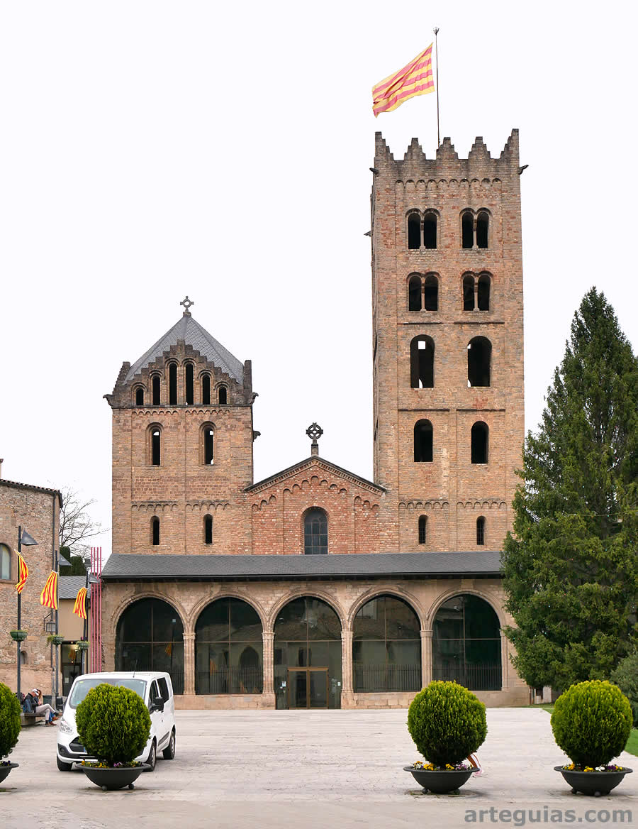 Fachada occidental de la iglesia de la Abadía de Ripoll