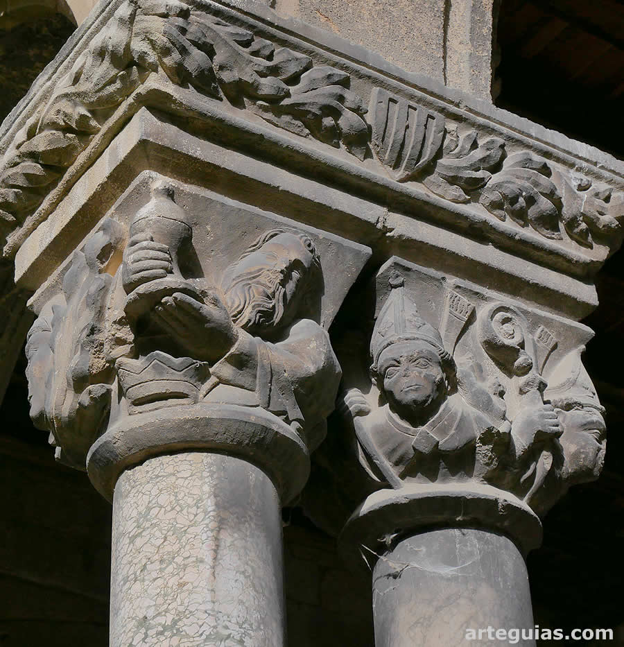 Monasterio de Ripoll: capiteles góticos con miembros del clero