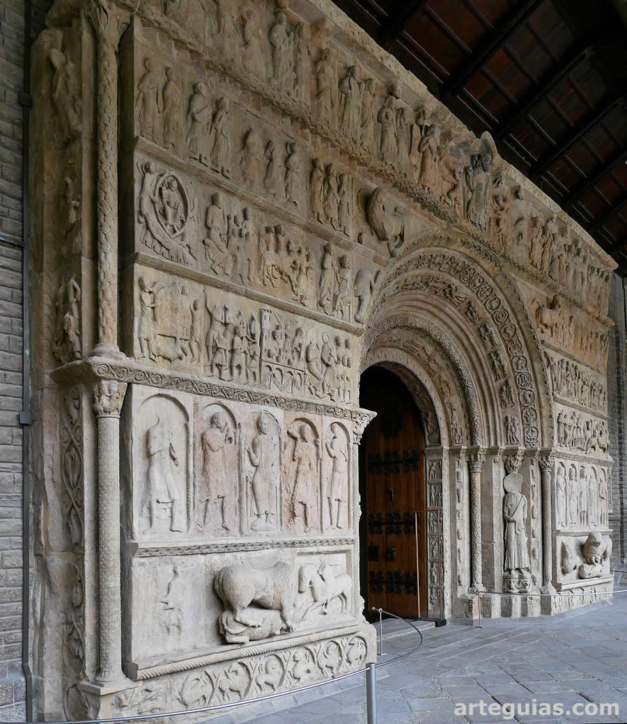 Monasterio de Ripoll: la magnífica portada románica de la iglesia