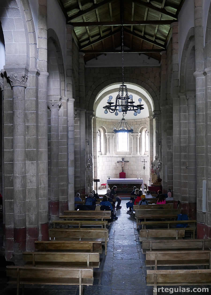 Monasterio de San Marti&ntilde;o de Xubia: interior de la nave central de la iglesia